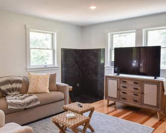 5 Min Drive to Fisher Beach and Pamet Harbor - Truro - Living room