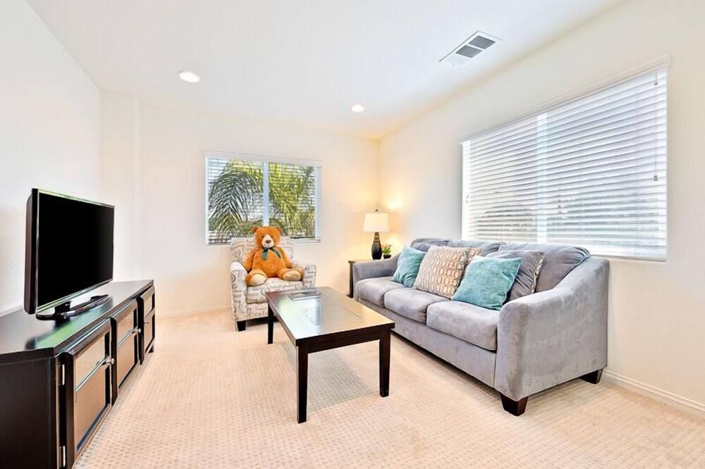 F-56 Winnie the Poohs Treehouse - Anaheim - Living room