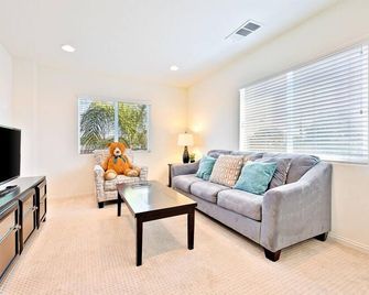 F-56 Winnie the Poohs Treehouse - Anaheim - Living room