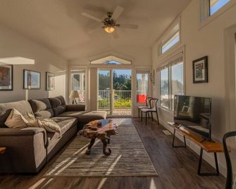 03 - Sunset Vista Cottage By The Sea at Alder Bay - Port McNeil - Sala de estar