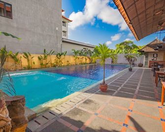 Grand Santhi Hotel - Denpasar - Piscina