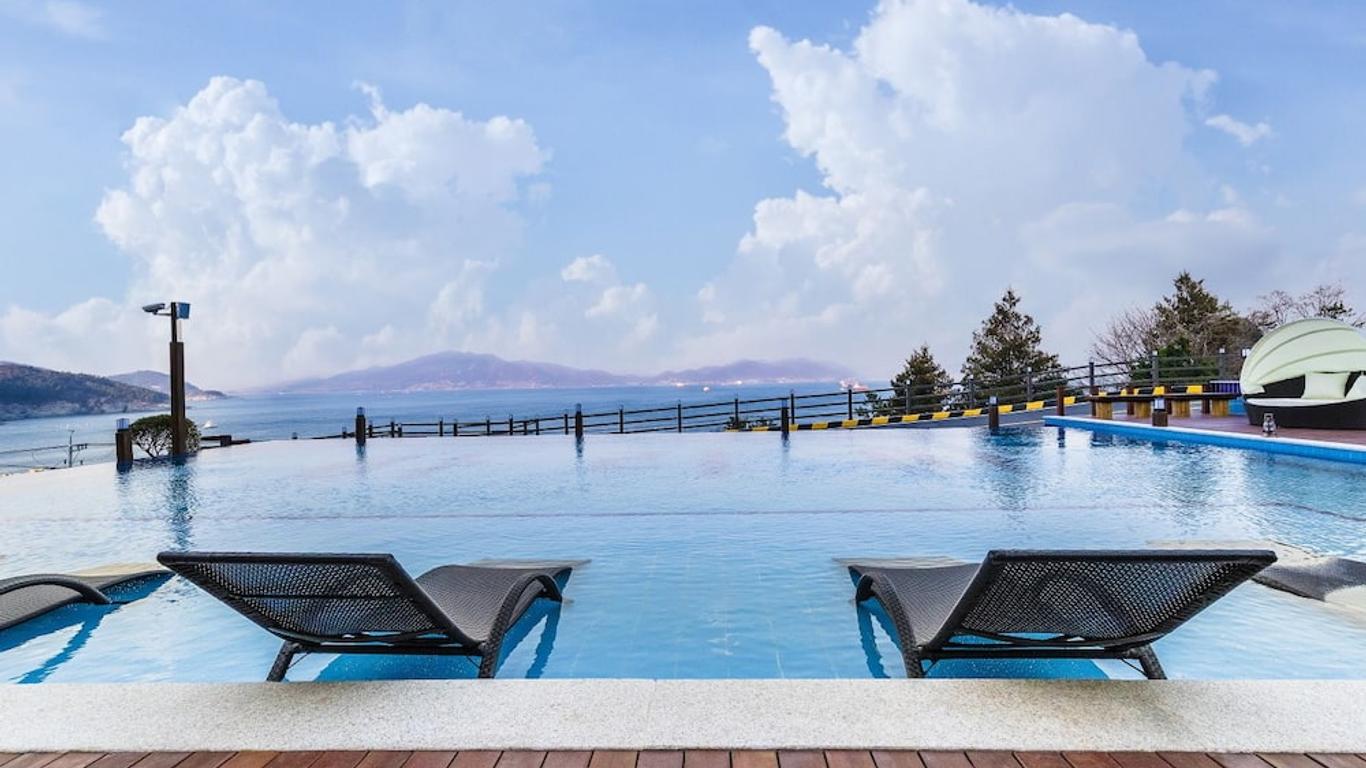 أريا بنشون ريزورت