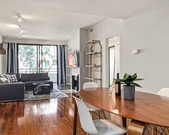 Chic & Cozy 1BR Escape in Brentwood - Los Angeles - Dining room
