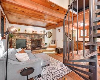 Patio and Mtn Views Peaceful Sedona Retreat - Munds Park - Living room