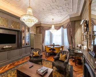 100 Queen's Gate Hotel London Kensington, Curio Collection by Hilton - London - Living room