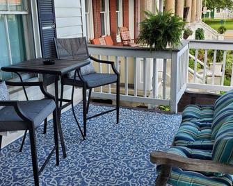 Cozy Getaway near Harper's Ferry, C&O & Potomac River, Frederick & train to DC - Brunswick - Balcony