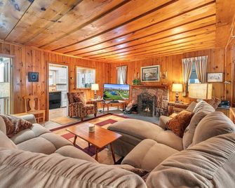 Hyde-a-way Cottage In Oakwood Park! Complete With Tennis Court. - Grand Bend - Living room