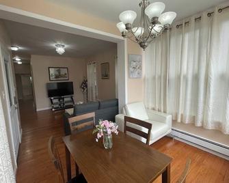 A Quaint Space-Roomy and Convenient 1 Bedroom 1 Bath - 애틀랜틱시티 - 다이닝룸