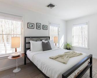 Green Sanctuary: Luxury Home Surrounded by Nature - New Paltz - Bedroom