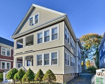Newly Renovated. 10 Mins To Boton. 3bds/2bths In A Small Friendly Neighborhood. - Boston - Byggnad