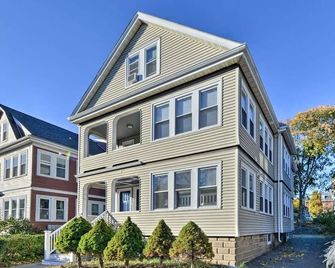 Newly Renovated. 10 Mins To Boton. 3bds/2bths In A Small Friendly Neighborhood. - Boston - Edificio
