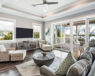 Aquaria House -Pool & Boat Dock - Key West - Living room