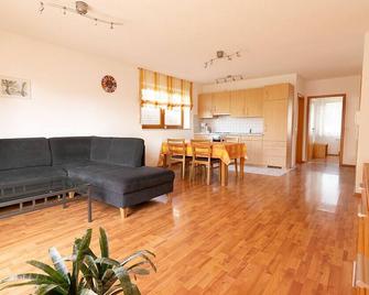 Ferienwohnung Waldblick, 57qm, 2 Schlafzimmer, max. 4 Personen - Langenau - Wohnzimmer
