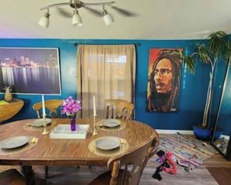 #TheFloridaRoom sensory oasis w/ king-size master - Romulus - Dining room