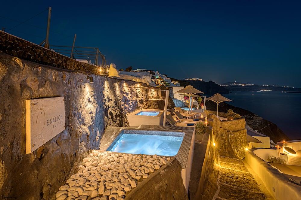 Welcome | Echoes Luxury Suites | Accommodation in Oia, Santorini island