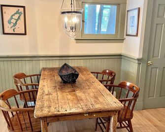 Quiet Cottage Steps Away From Main St. Lake Placid - Lake Placid - Dining room
