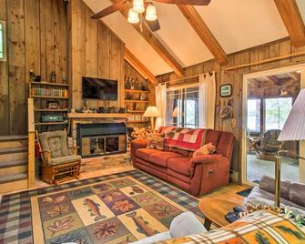 Lakefront Cumberland Cabin with Dock and Fire Pit! - Cumberland - Living room