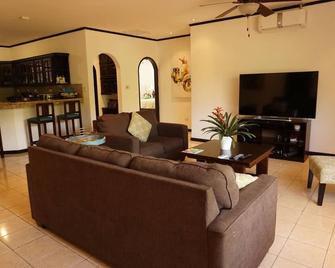 Spacious, Peaceful Central Pacific Jungle House Near Los Sueños Marina - Herradura - Sala de estar