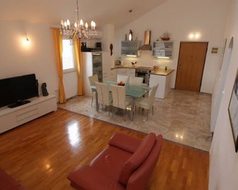 Penthouse with dream view - Omiš - Essbereich