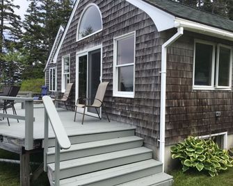 Private Oceanfront Cottage, Private Sand Beach -Lighthouse one mile away - Bristol - Patio