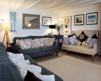 Flora Dora - Luxury cottage - modern - central - ideal for groups and families - Filey - Living room