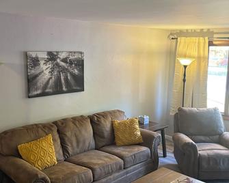 Packerland 1: Perfectly Located Green Bay Home, Minutes From Lambeau And Airport - Ashwaubenon - Living room