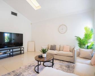 Warm Family Nest 5 Bedrooms - Graceville - Soggiorno