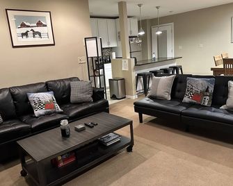 Killington Condo on Access Road Nicely Renovated Sleeps 6 Very Clean and Chic. - Killington - Living room