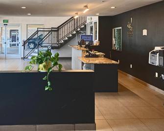 Quality Inn & Suites near Downtown Bakersfield - Bakersfield - Lobby