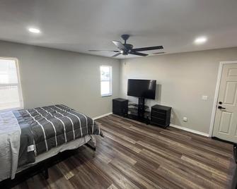 Private Master Bedroom in Spring Valley Lake - Apple Valley - Bedroom