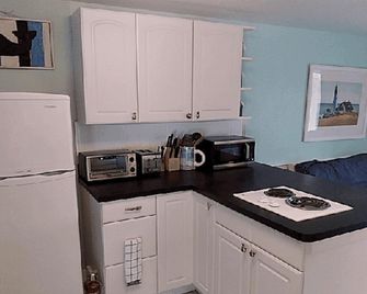 Unit #13 - Ground floor efficiency studio with A/C. - North Truro - Cocina