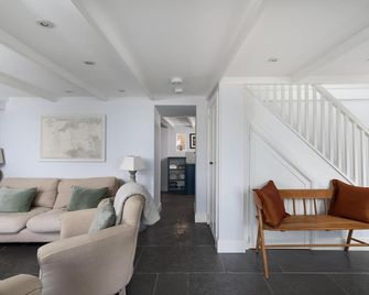 The Queach - interior designed dog friendly cottage with sea views - Mousehole - Living room