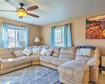 Cottage With Fire Pit + Deck On The Klamath River! - Hornbrook - Living room