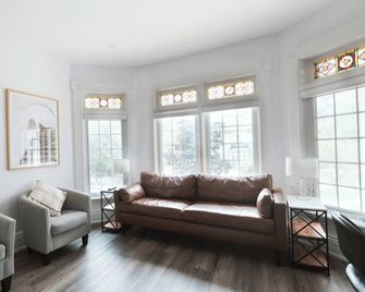 Luxury Modern Apartment in Downtown Century Home - 2 Bedroom, Free parking x 4 - Peterborough - Living room
