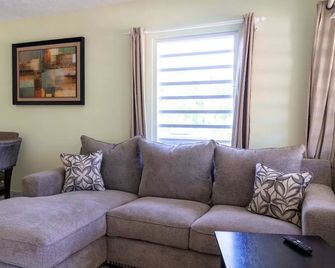 Fully Equipped Island Apartment with Fruit Garden - The Valley - Stue
