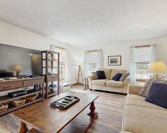 Fallen Oak Retreat - Oak Bluffs - Living room