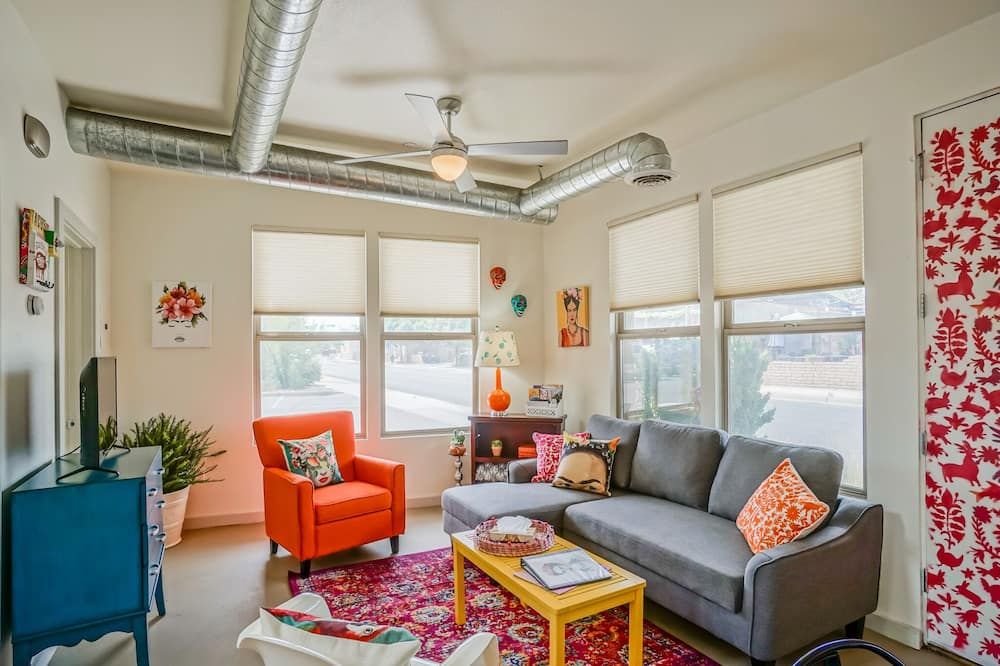 Frida Kahlo! 1bd/1.5ba Condo Near Old Town/Sawmill. Balcony, Patio! - Alburquerque - Sala de estar