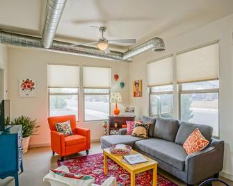 Frida Kahlo! 1bd/1.5ba Condo Near Old Town/Sawmill. Balcony, Patio! - Αλμπουκέρκι - Σαλόνι
