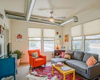 Frida Kahlo! 1bd/1.5ba Condo Near Old Town/Sawmill. Balcony, Patio! - Alburquerque - Sala de estar