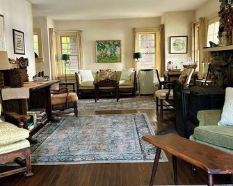 Classic Adirondack Northern Lake George Waterfront Home! - Putnam Station - Sala de estar