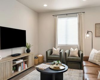 New Luxe Decor + Foosball + Air Hockey | Sleeps 10 - Ephrata - Sala de estar
