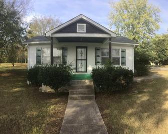 Charming 3-Bed, 1,5 Bath Home - Entire Space Just for You! - Goodlettsville - Building