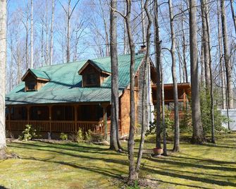Luxury Log Cabin on Edge of National Park with Over-The-Top Amenities & Reviews - Cosby - Building
