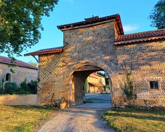 Luxury 6 Bedroom House in historic chateau - Sariac-Magnoac - Edificio