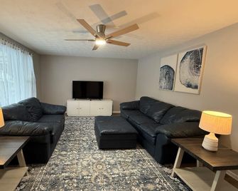 Ann's Adobe - 2 Bdrm Apartment in Mansfield, OH - close to Lexington & Ontario - Mansfield - Huiskamer