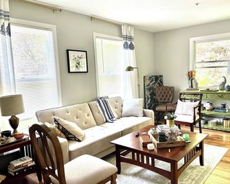 Spacious 3 bedroom with a view in the heart of charming New England town - Simsbury - Sala de estar