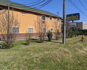 Regency Inn and Suites Galena Park - Houston - Building