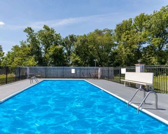 Days Inn by Wyndham Martin - Martin - Zwembad
