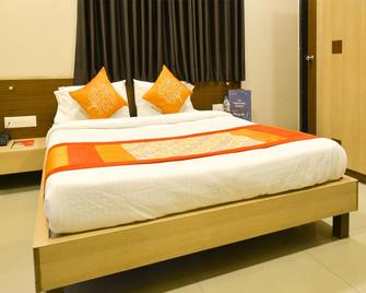 OYO 3776 Hotel Midtown Inn - Trimbak - Bedroom