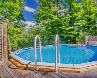 Cozy Home with Hot Tub, Lots of peace /quiet with Mountain views Near Woodstock! - Olivebridge - Pool